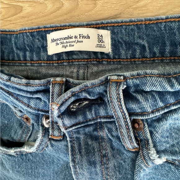 Abercrombie Curve Love 90s Relaxed Jean - Picture 4 of 4